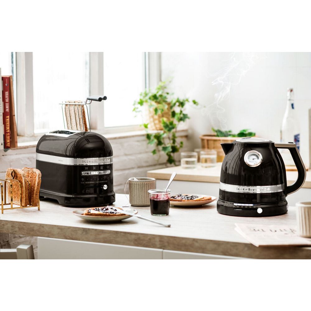 Kitchenaid Kettle 5KEK1522BOB Onyx Black Lifestyle
